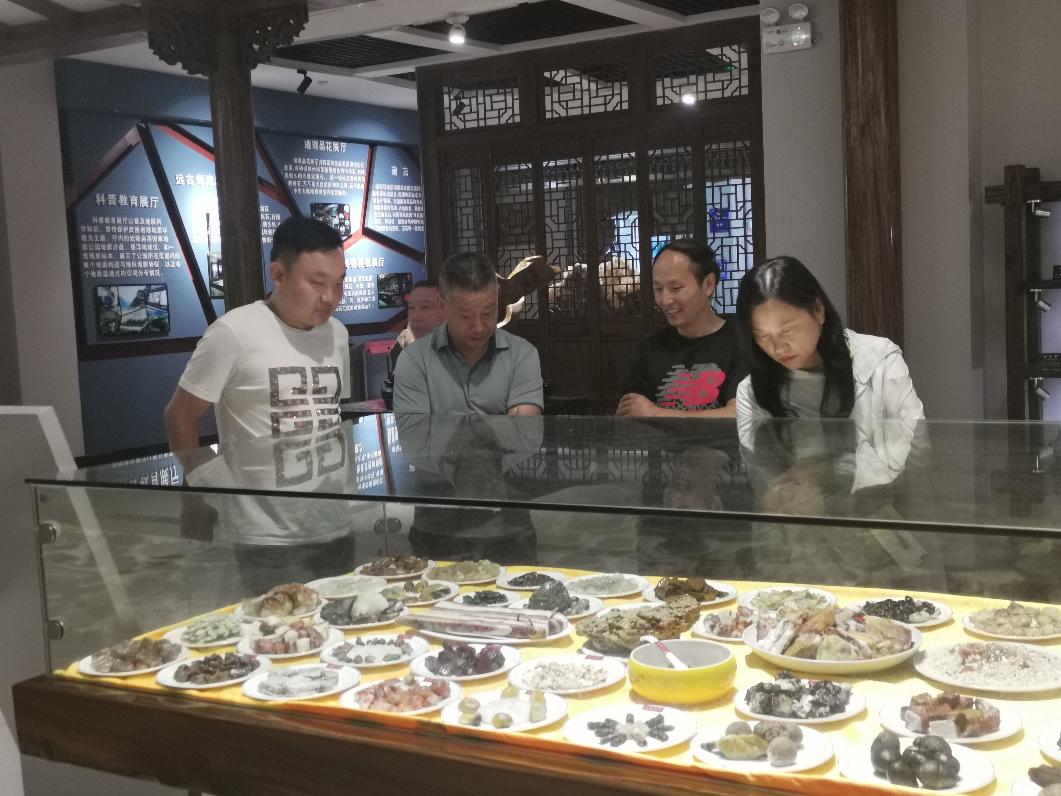 地主莊園管委會考察團(tuán)蒞臨武隆地質(zhì)奇觀展覽館參觀考察