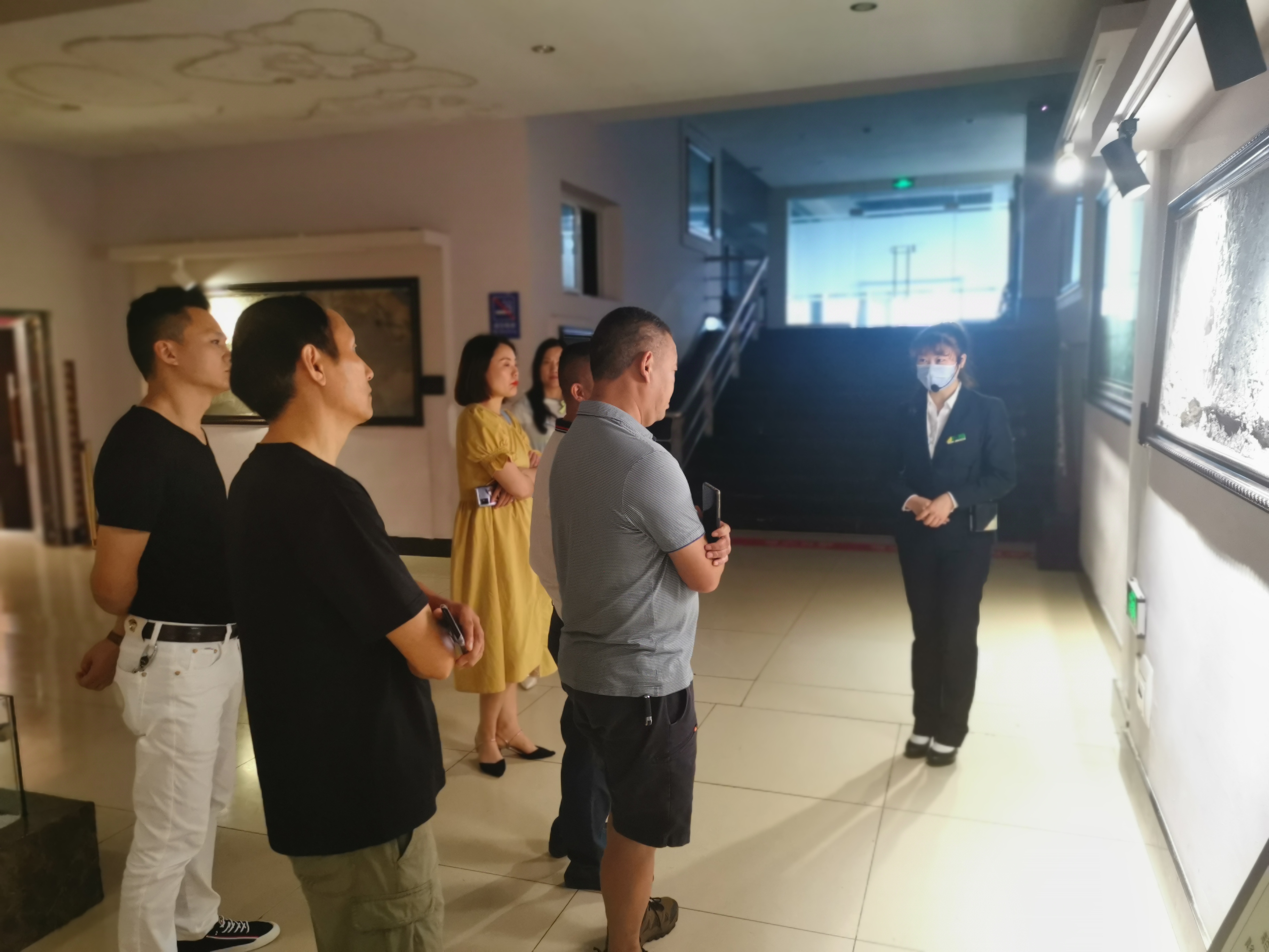 地主莊園管委會考察團(tuán)蒞臨武隆地質(zhì)奇觀展覽館參觀考察